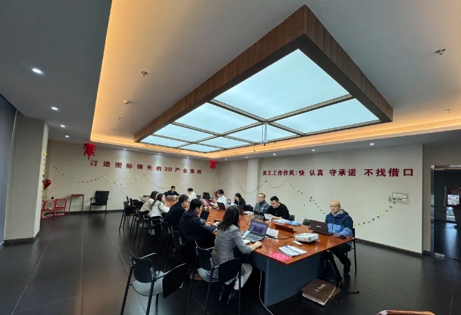 為深入貫徹中共中央、國(guó)務(wù)院印發(fā)的《國(guó)家標(biāo)準(zhǔn)化發(fā)展綱要》，落實(shí)加快數(shù)字化發(fā)展、建設(shè)數(shù)字中國(guó)的戰(zhàn)略部署，和《上海市全面推進(jìn)城市數(shù)字化轉(zhuǎn)型&ldquo;十四五&rdquo;規(guī)劃》，推進(jìn)上海城市數(shù)字化轉(zhuǎn)型標(biāo)準(zhǔn)化建設(shè)，數(shù)造科技積極響應(yīng)這一號(hào)召，成為上海市浦東新區(qū)第一批試點(diǎn)數(shù)字化改造企業(yè)之一，并順利通過(guò)驗(yàn)收。  圖片  圖片  圖片  圖片  圖為上海市城市數(shù)字化轉(zhuǎn)型工作領(lǐng)導(dǎo)小組部分領(lǐng)導(dǎo)和南匯工業(yè)園區(qū)領(lǐng)導(dǎo)、上海數(shù)造領(lǐng)導(dǎo)班子成員參加數(shù)字化改造驗(yàn)收答辯  圖片  參觀上海數(shù)造大廳的數(shù)字化制造&ldquo;黑湖小工單&rdquo;生產(chǎn)工序看板  數(shù)造科技自成立之初，創(chuàng)始人趙毅博士就以&ldquo;數(shù)造&rdquo;為企業(yè)命名，蘊(yùn)含數(shù)字化制造和變革的深遠(yuǎn)意義，與此時(shí)政府推進(jìn)聚焦制造業(yè)與數(shù)字化改造深度融合。未來(lái)，數(shù)造科技將不斷提升公司智能化、數(shù)字化、信息化改造力度，全面提升公司綜合管理和運(yùn)營(yíng)水平，著力實(shí)現(xiàn)智能制造高質(zhì)量發(fā)展。